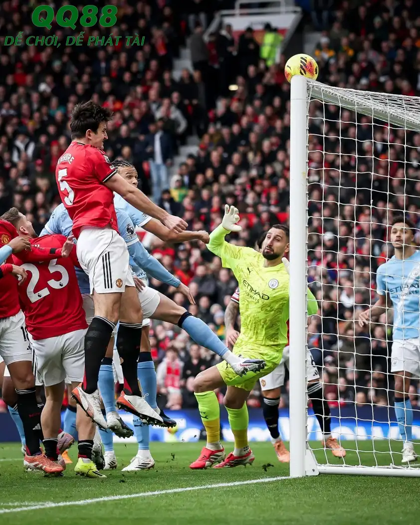 Maguire đánh đầu trúng xà ngang khung thành Man City - Ảnh: @brfootball Maguire đánh đầu trúng xà ngang khung thành Man City - Ảnh: @brfootball