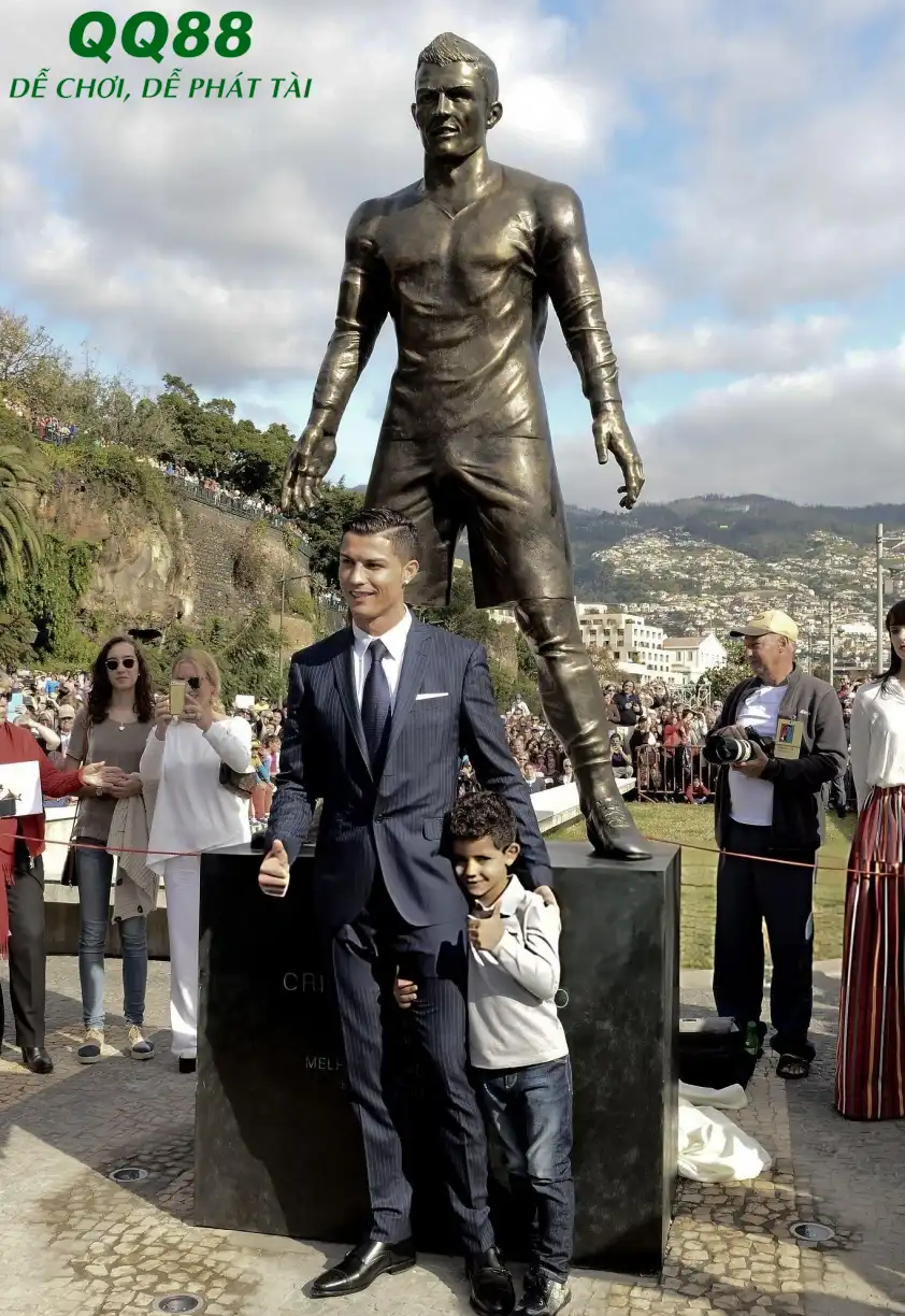 Ronaldo góp mặt trong ngày khánh thành bức tượng của mình vào năm 2014 Ronaldo góp mặt trong ngày khánh thành bức tượng của mình vào năm 2014
